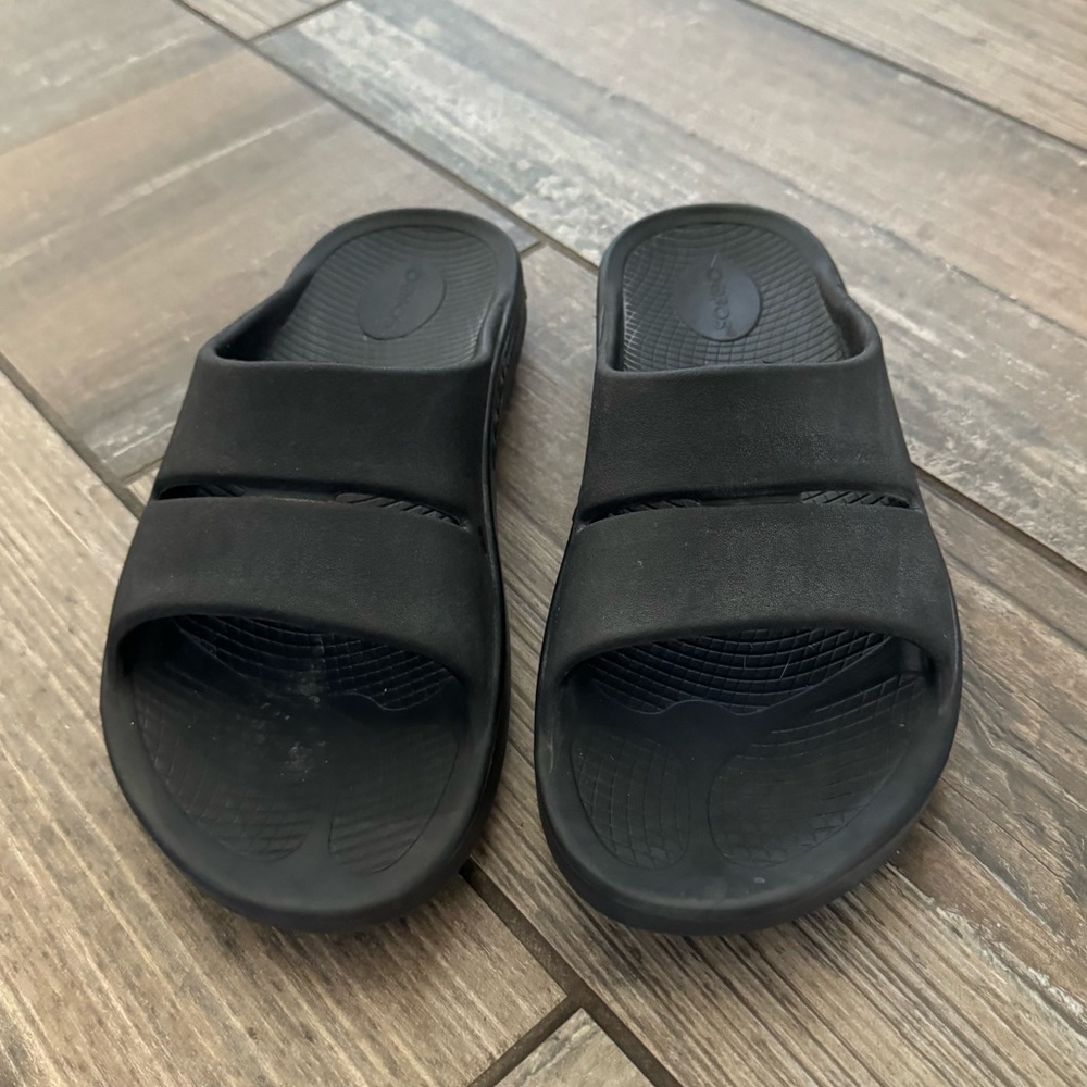 Oofos OOahh Slide Sandal in Black size Women’s 10 or Men’s 8 - Picture 3 of 10